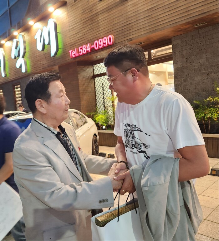 김승미 감독과 안정현 사무국장(우측)