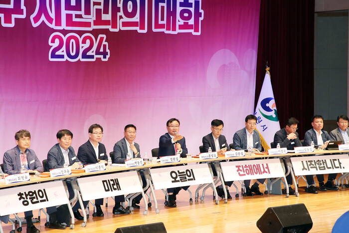진해구 시민과의 대화에서 시민에게 질문을 요청하는 홍남표 시장.(사진=창원시)