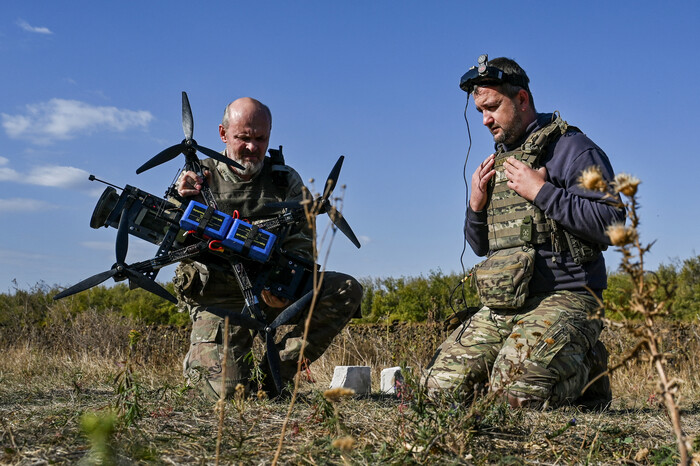 우크라이나 '불라바' 부대원이 10월11일 자포리지아에서 드론에 유탄발사기를 달아 날리려고 준비하고 있다.  (사진=REUTERS 연합뉴스)