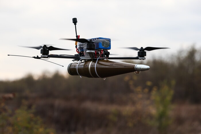 러시아 특수부대가 10월16일 드론에 포탄을 달아 자폭 공격을 시도하고 있다. (사진=TASS 연합뉴스)