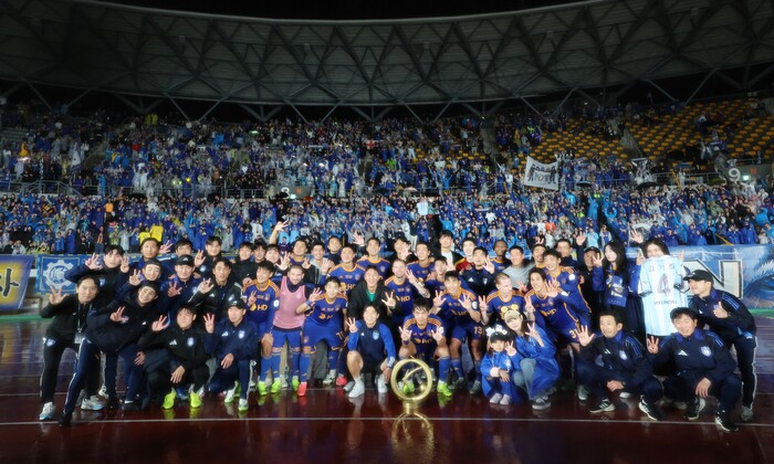 1일 울산종합운동장에서 프로축구 K리그1 3연패를 달성한 울산 HD 선수들이 우승 트로피를 앞에 놓고 기념 촬영하고 있다.(사진=연합뉴스)