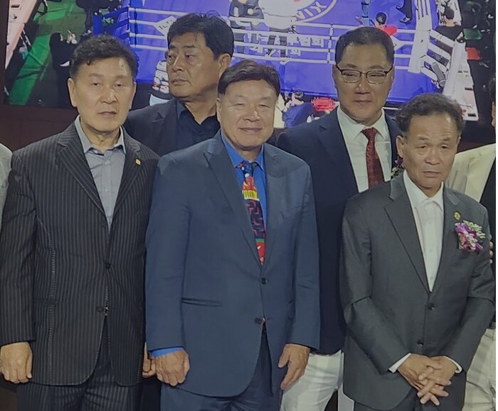 양길모 회장, 홍수환 장정구 챔프(우측)