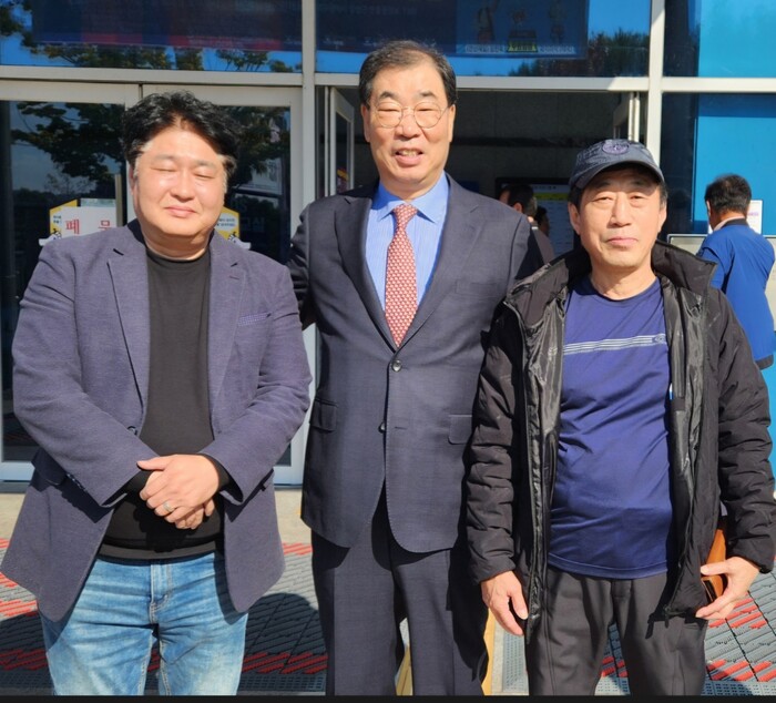 최태진 대표, 최광영 회장, 신동기 관장(우측)