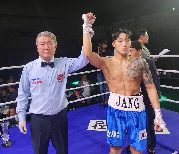 장민혁의 승리를 선언하는 권만득 국제심판(좌측)