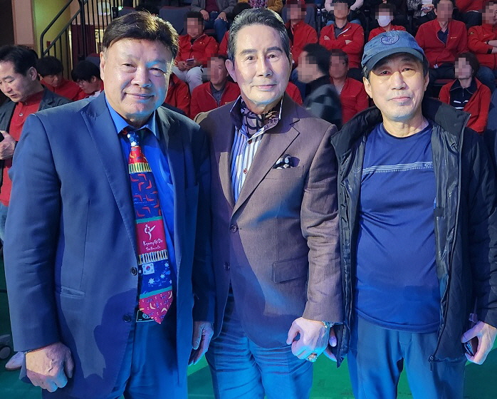 홍수환챔프, 텔런트 정일모, 신동기 관장(우측)​