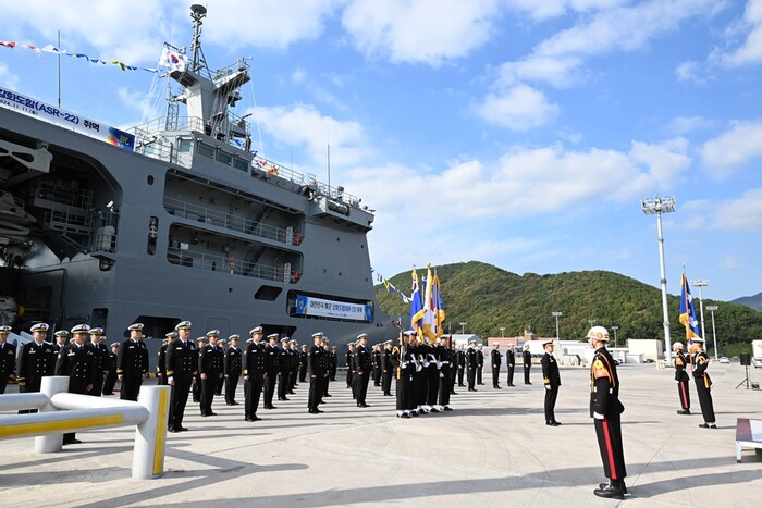 강화도함 장병들이 해군 창설 제79주년인 11월11일 진해군항에서 열린 강화도함 취역식에서 도열하고 있다.(사진=해군작전사령부)