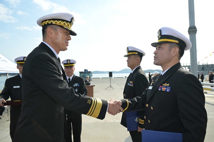 최성혁 해군작전사령관이 해군 창설 제79주년인 11월11일 진해군항에서 열린 강화도함 취역식 행사에서 인수 유공 장병에게 표창을 수여하고 있다.(사진=해군작전사령부)