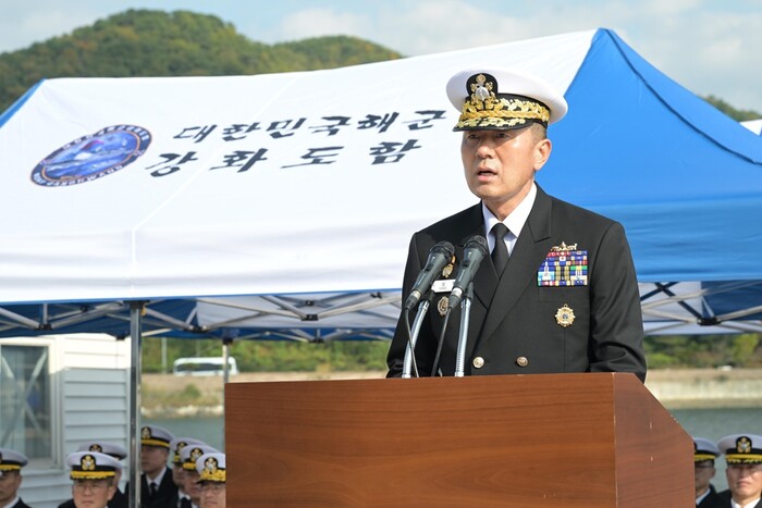 최성혁 해군작전사령관이 해군 창설 제79주년인 11월11일 진해군항에서 열린 강화도함 취역식 행사에서 훈시를 하고 있다.(사진=해군작전사령부)