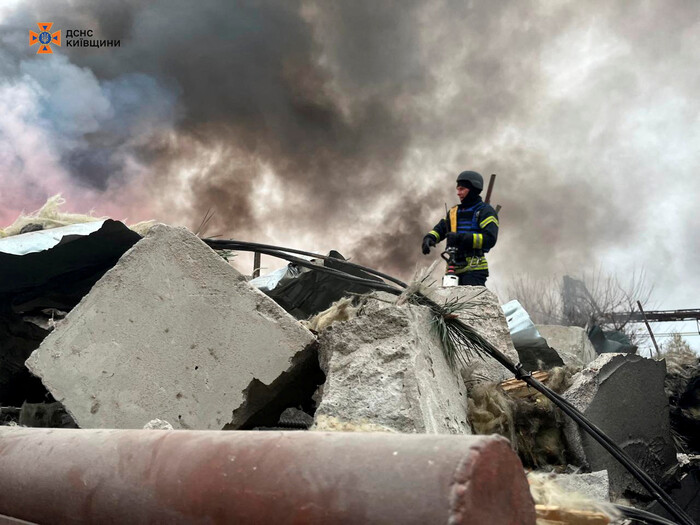 우크라이나 키이우에서 13일(현지시각) 러시아의 공격으로 파괴된 현장에서 소방관이 불을 끄고 있다.(사진=로이터, 연합뉴스)