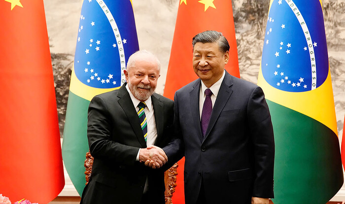 룰라 브라질 대통령(왼쪽)과 시진핑 중국 국가주석이 2023년 4월14일 베이징 인민대회당에서 정상회담에 앞서 악수하고 있다. (사진=AFP 연합뉴스)