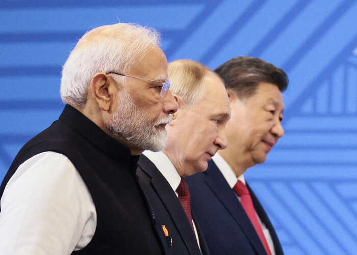 시진핑 중국 국가주석(오른쪽부터), 블라디미르 푸틴 러시아 대통령, 나렌드라 모디 인도 총리가 지난 10월23일 러시아 카잔에서 열린 브릭스 정상회의에서 함께 이동하고 있다. (사진=TASS 연합뉴스)