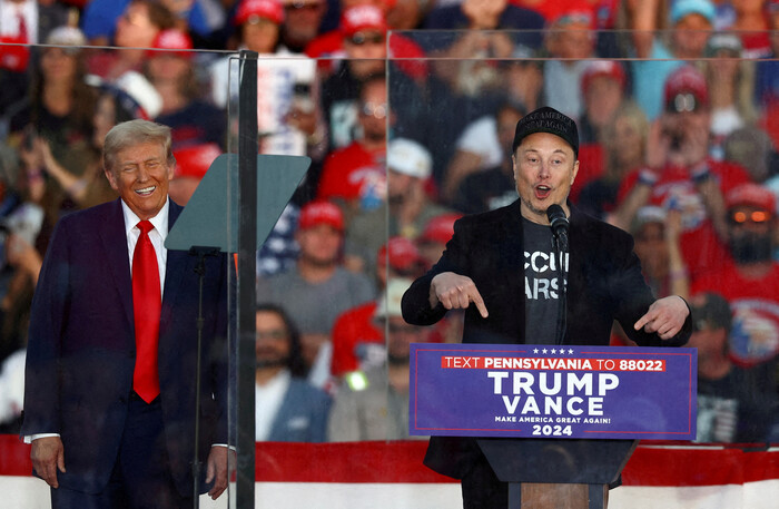 일론 머스크 테슬라 CEO(오른쪽)가 10월5일(현지시각) 미국 펜실베니아 버틀러에서 트럼프 공화당 대선후보 지원유세를 하고 있다. (사진=REUTERS 연합뉴스)