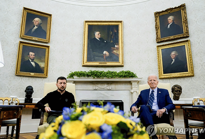 바이든 대통령이 지난 9월 백악관에서 젤렌스키 우크라이나 대통령을 만나 이야기하고 있다. (사진=UPI 연합뉴스)