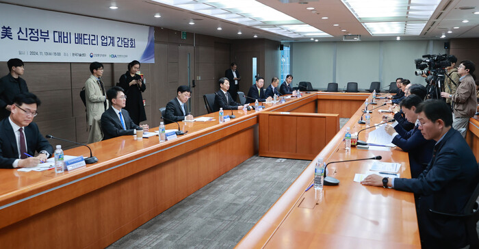 안덕근 산업통상자원부 장관(왼쪽 넷째 앉은 이)과 배터리 업계 대표자들이 13일 서울 강남구 한국산업기술진흥원 대회의실에서 '미국 신정부 대비 배터리 업계 간담회'를 진행하고 있다. (사진=산업통상자원부 제공)