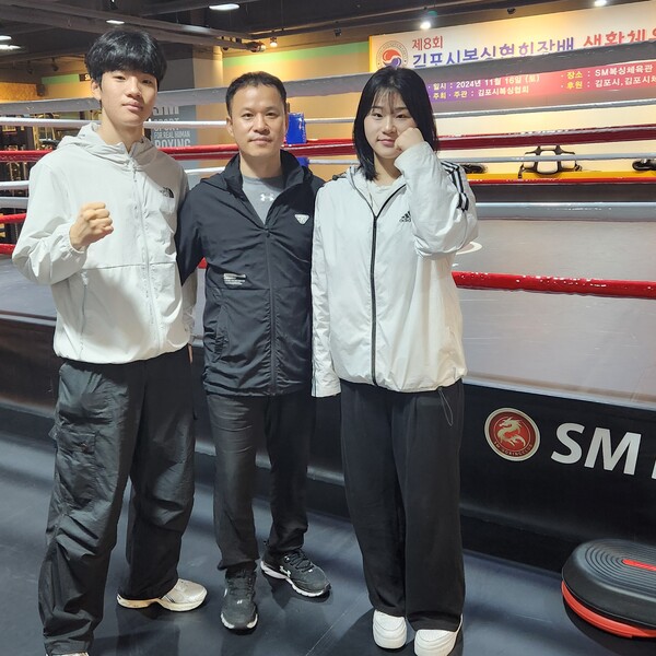 김현성 선수 김태동 관장 김아윤 (우측)