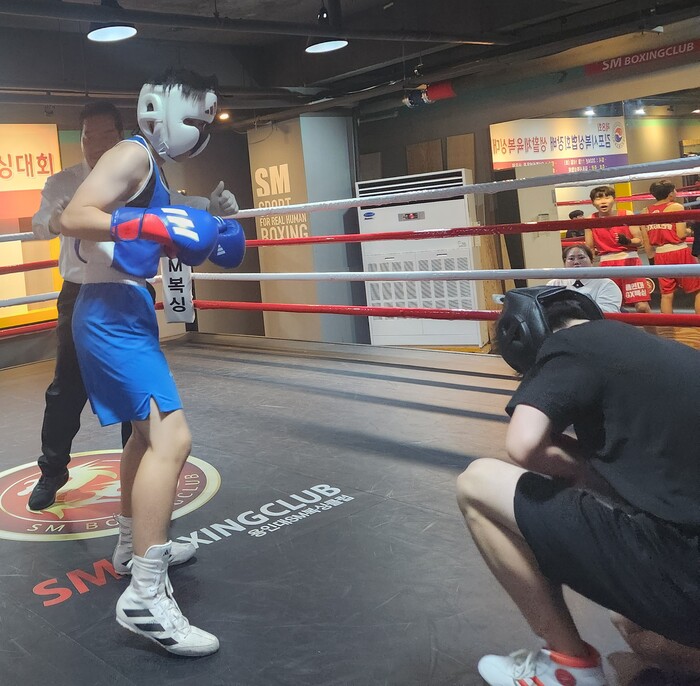 상대선수에 2회 RSC승을 거둔 홍찬민선수(좌측).