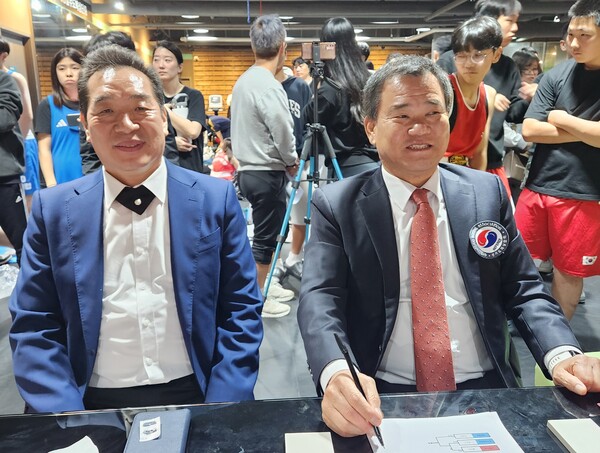 배석균 위원과 이상건 경기도 복싱협회 사무국장(우측).