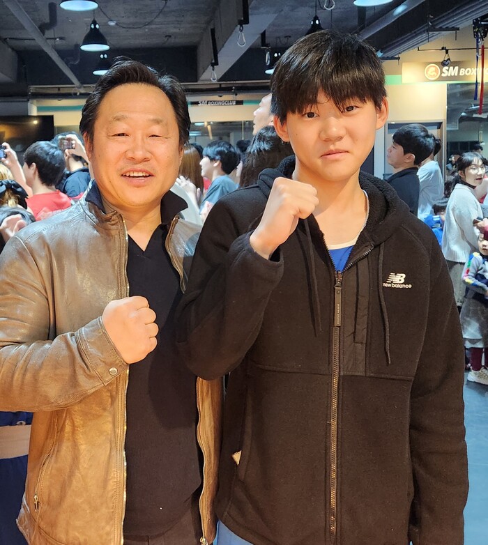 홍성민 대표와 최우수선수상을 받은 홍찬민 선수(우측)