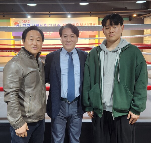 홍성민 대표 이정호 국민대 교수 홍예준 선수(우측)