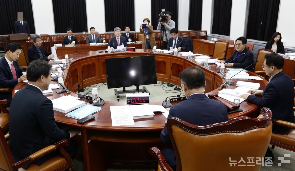 20일 서울 여의도 국회에서 열린 정보위원회 전체회의에서 신성범 위원장이 의사진행을 하고 있다. (사진=김정현 기자)