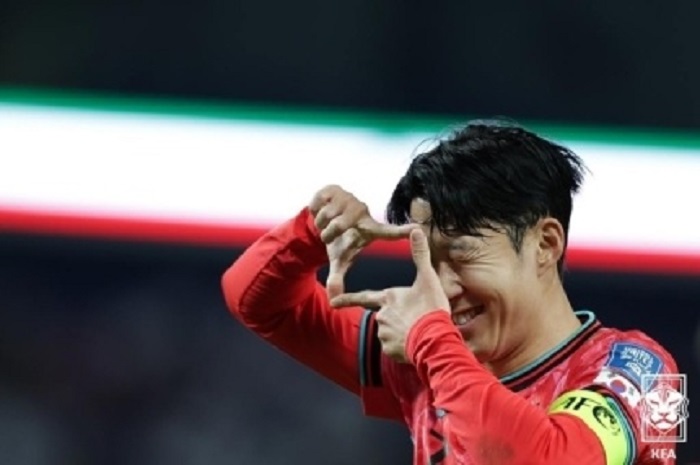 19일 팔레스타인과의 6차전 경기에서 동점골을 터뜨린 손흥민이 찰칵 세리머니로 기뻐하고 있다.(사진제공=대한축구협회)