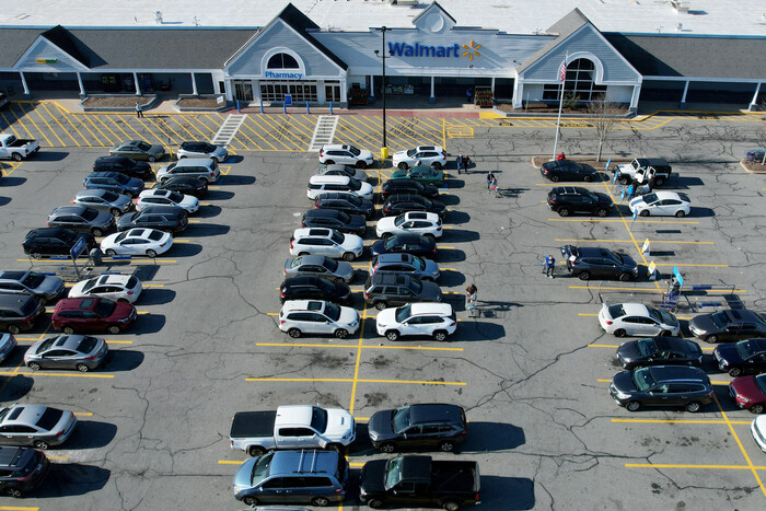 미국 메사츄세츠에서 지난해 11월15일 블랙 프라이데이를 앞두고 월마트에 장을 보러 온 이들이 주차장을 오가고 있다. (사진=REUTERS 연합뉴스)