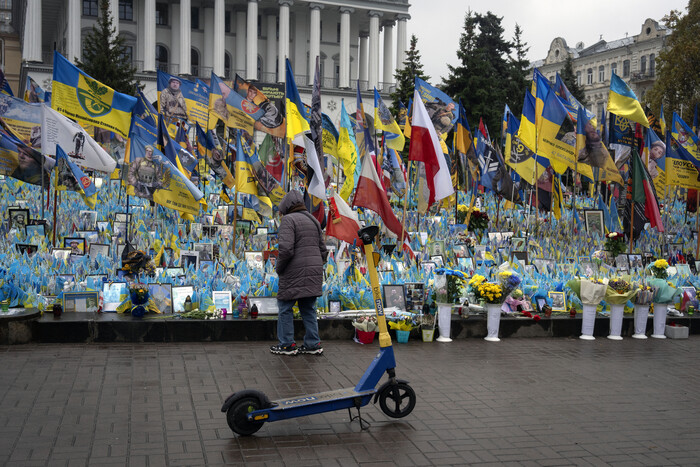 우크라이나의 수도 키이우시 독립 광장에 설치된 전사자 기념비에 전쟁 1000일을 알리는 깃발이 꼽혀있다.(사진=AP, 연합뉴스)