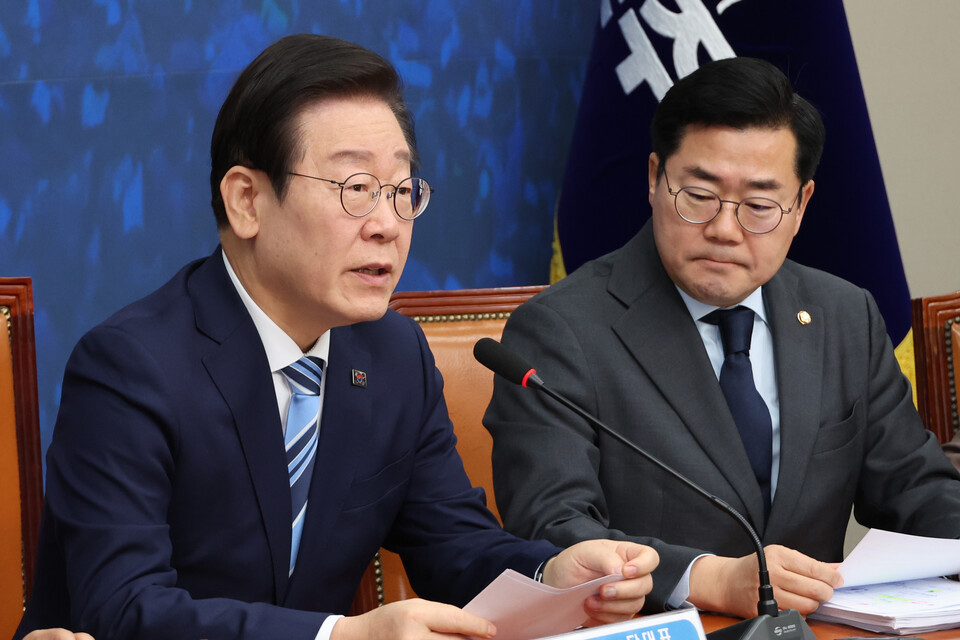 이재명 더불어민주당 대표(왼쪽)가 29일 서울 여의도 국회에서 열린 최고위원회의에서 발언하고 있다. (사진=연합뉴스)