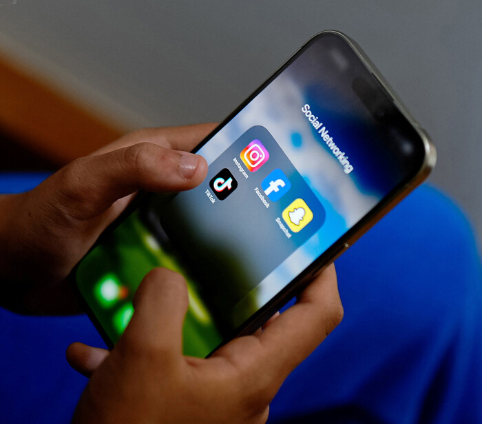 호주 멜버른의 한 고교생이 28일(현지시각) 자신의 스마트폰으로 SNS에 접속하고 있다. (사진=REUTERS 연합뉴스)