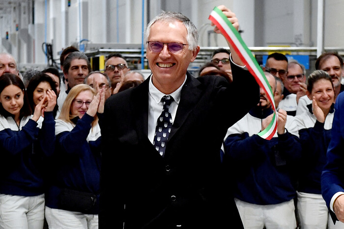 카를로스 타바레스 CEO가 지난 4월10일 이탈리아 토리노 미라피오리 공장에서 새 전동화 변속기 라인 가동을 축하하고 있다. (사진=REUTERS 연합뉴스)