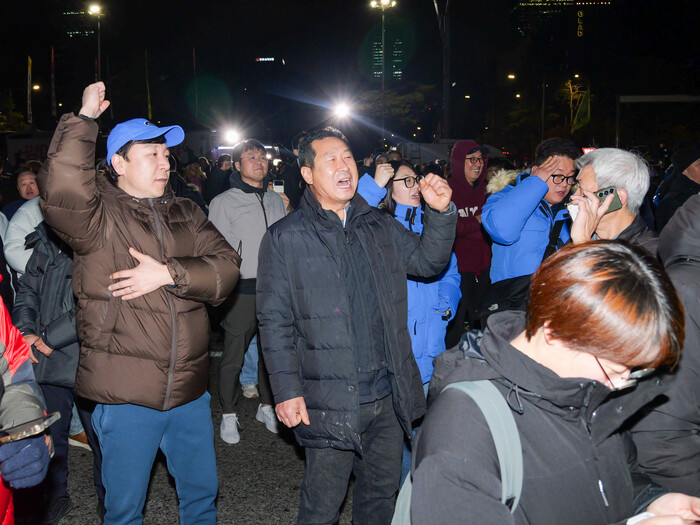 4일 새벽 서울 여의도 국회 앞에서 비상계엄 선포를 규탄하는 시민들(사진=UPI, 연합뉴스) 