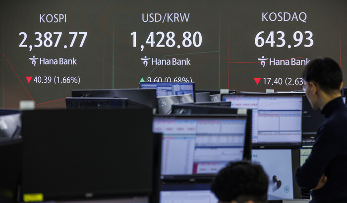 9일 오전 서울 중구 하나은행 본점 딜링룸 전광판에 이날 거래를 시작한 코스피와 원/달러 환율, 코스닥 지수가 표시돼 있다. (사진=연합뉴스)