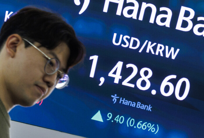 9일 오전 원달러 환율이 8원가량 오른 1,420원대 후반에서 거래되고 있다. (사진=연합뉴스)