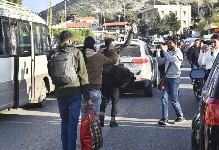 8일 레바논에 살던 시리아인들이 아사드 정권 붕괴에 따라 귀국하기 위해 시리아 국경 검문소로 모여들고 있다. (사진=UPI, 연합뉴스)
