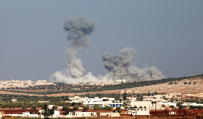 8일 다마스커스의 메제 공군기지로 알려진 지역에서 이스라엘군의 공습으로 연기가 피어오르고 있다.(사진=UPI, 연합뉴스)