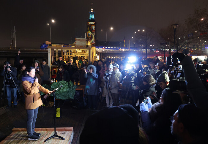 8일(현지시각) 스웨덴 스톡홀름에서 열린 역대 여성 노벨문학상 수상자의 작품을 소개하는 '문학의 밤' 행사에서 현지 교민 신미성 씨가 한강작가의 '작별하지 않는다'를 낭독하고 있다. (사진=연합뉴스)