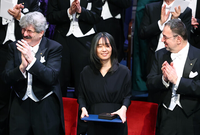 한강 작가가 10일(현지시각) 스웨덴 스톡홀름 콘서트홀에서 열린 시상식에서 칼 구스타프 16세 스웨덴 국왕으로부터 노벨문학상 메달과 증서를 받은 뒤 환하게 웃고 있다. (사진=연합뉴스)