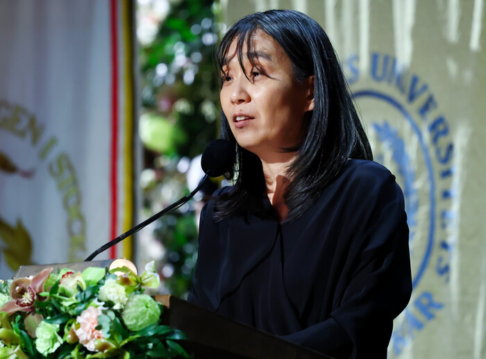 한강 작가가 10일(현지시간) 스웨덴 스톡홀름 시청사에서 열린 연회에서 수상 소감을 말하고 있다. (사진=연합뉴스)