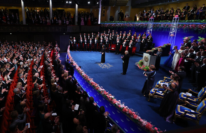 한강 작가(무대 가운데)가 10일(현지시각) 스웨덴 스톡홀름 콘서트홀에서 열린 시상식에서 칼 구스타프 16세 스웨덴 국왕(한 작가 왼쪽)으로부터 노벨문학상 메달과 증서를 받은 뒤 객석을 바라보고 있다. (사진=연합뉴스)