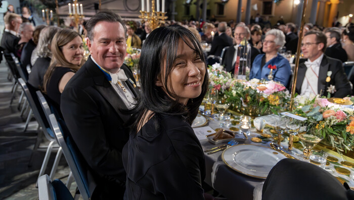 한강 작가가 스웨덴 스톡홀름 시청사에서 열린 연회에 참석해 왕족 크리스토퍼 오닐(앞줄 오른쪽 둘째)과 함께 취재진을 보며 웃고 있다. (사진=연합뉴스)