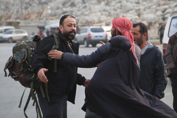 11일(현지시각) 시리아 북쪽 국경 검문소에서 시리아인들이 튀르키예로 넘어가고 있다. 아사드 정권 붕괴이후 사흘간 2500명 이상이 튀르키예 국경을 넘었다.(사진=EPA, 연합뉴스)