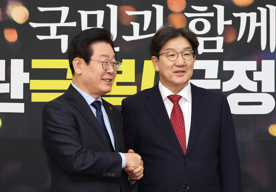 권성동 국민의힘 당대표 권한대행 겸 원내대표(오른쪽)가 18일 오후 국회에서 이재명 더불어민주당 대표를 예방해 인사하며 기념 촬영을 하고 있다. (사진=연합뉴스)