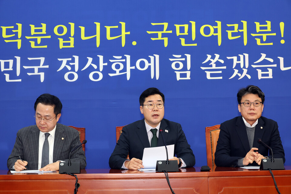 박찬대 더불어민주당 원내대표(가운데)가 19일 서울 여의도 국회에서 열린 정책조정회의에서 발언하고 있다. (사진=연합뉴스)