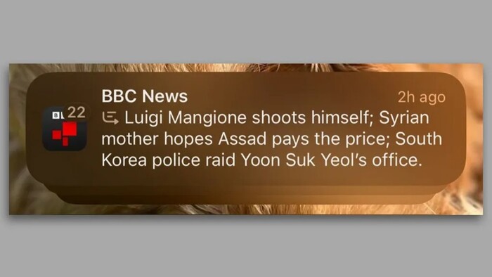 BBC 뉴스를 인용한 애플 인텔리전스의 헤드라인 뉴스 알림. 루이지 만지오네와 시리아, 한국 관련 뉴스 3개가 간단히 요약돼 있다.(사진=BBC방송 캡처)