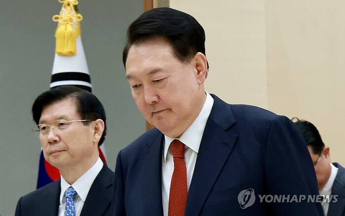 박종준 대통령경호처장(왼쪽)이 지난 9월9일 서울 용산 대통령실 청사에서 윤석열 대통령으로부터 임명장을 받은 뒤 환담장으로 향하고 있다. (사진=연합뉴스)