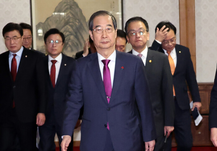 한덕수 대통령 권한대행(맨 앞)이 20일 서울 종로구 삼청동 총리공관에서 고위당정협의회에 참석하려고 걸어가고 있다. 한 대행 오른쪽은 최상목 경제부총리. (사진=연합뉴스)