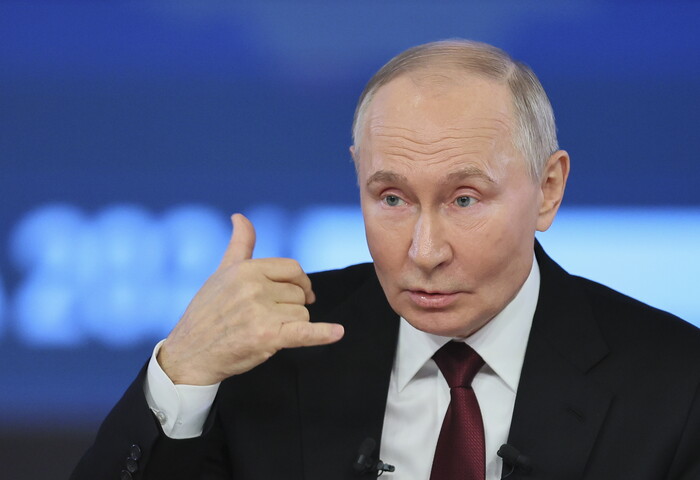 푸틴 러시아 대통령이 19일(현지시각) 모스크바의 고스티니 드보르 포럼 홀에서 내외신 기자와의 연례 생방송 회견에서 질문에 답하면서 제스처를 취하고 있다.(사진=EPA, 연합뉴스)