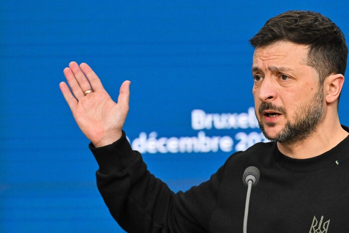 젤렌스키 우크라이나 대통령이 19일(현지시각) 영국 브뤼셀 유럽연합 본부에서 열린 기자회견에서 발언하고 있다. (사진=AFP, 연합뉴스)