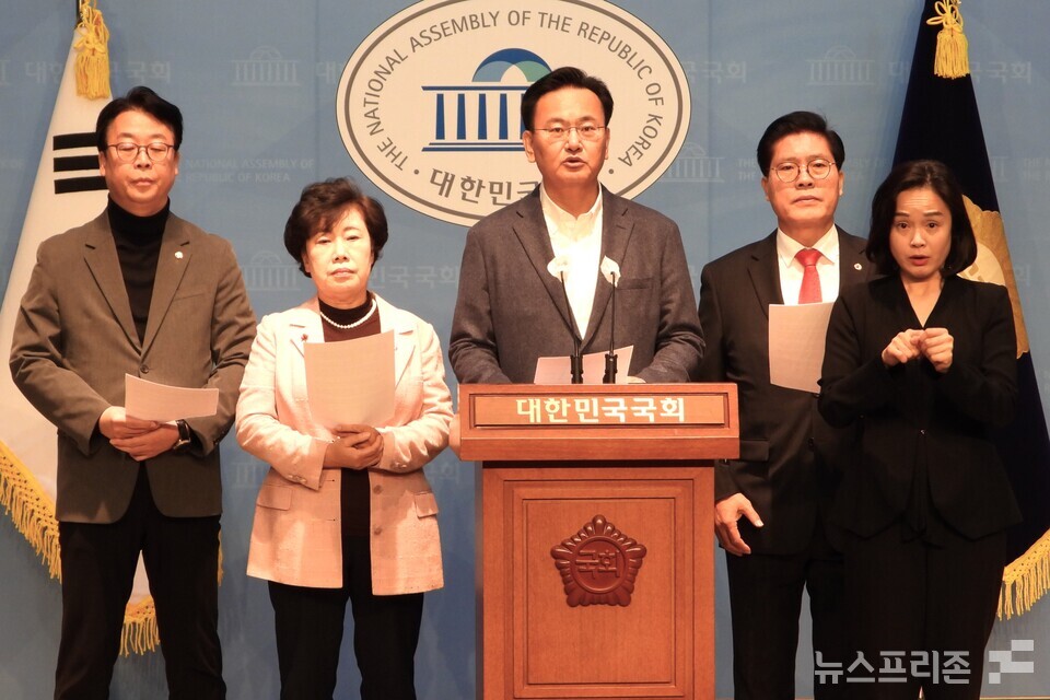 국회 법제사법위원회 소속 국민의힘 의원들이 20일 서울 여의도 국회 소통관에서 기자회견을 하고 있다. (사진=김정현 기자)