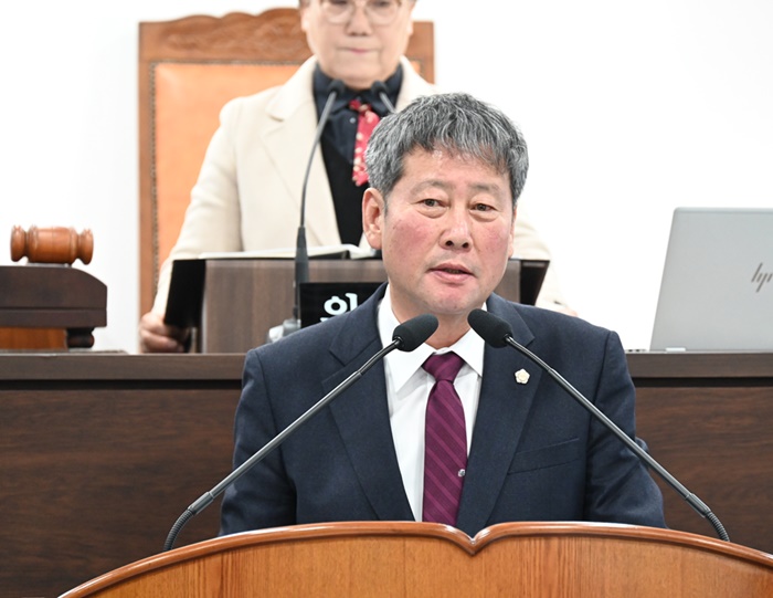 박종식 의원 ‘지방자치법 시행령 일부개정령(안)’ 철회 촉구 결의문 발표 모습.(사진=남해군의회 사무과)